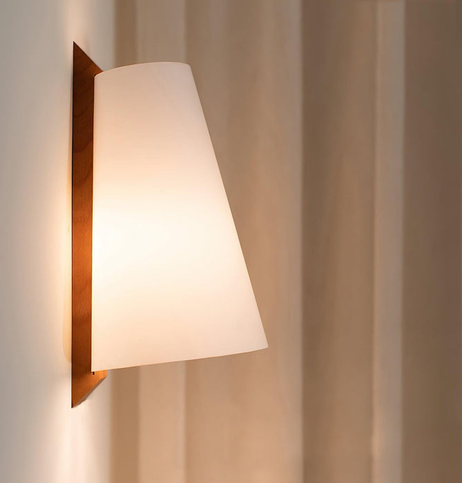 Lupe Wall Lamp.