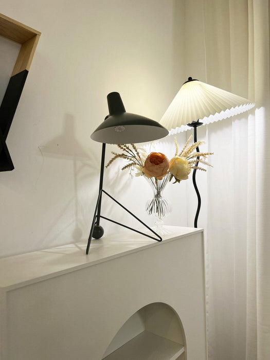 Svelte Noir Table Lamp-DWHOME